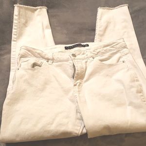 White ankle length jeans with frayed hem